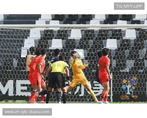 足球比赛中的集体防守与破密集防线